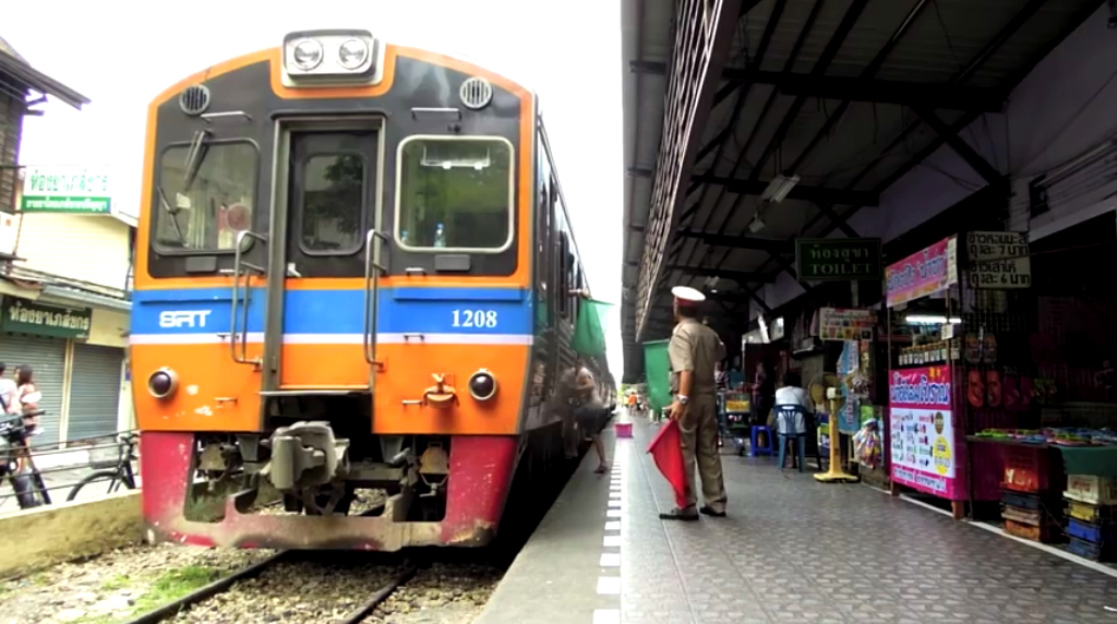 All aboard-Train departing Wongwian Yai SRT Station