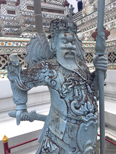 Wat Arun statue