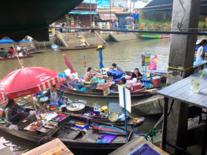 Floating Market Boats cooking and serving tantalizing dishes