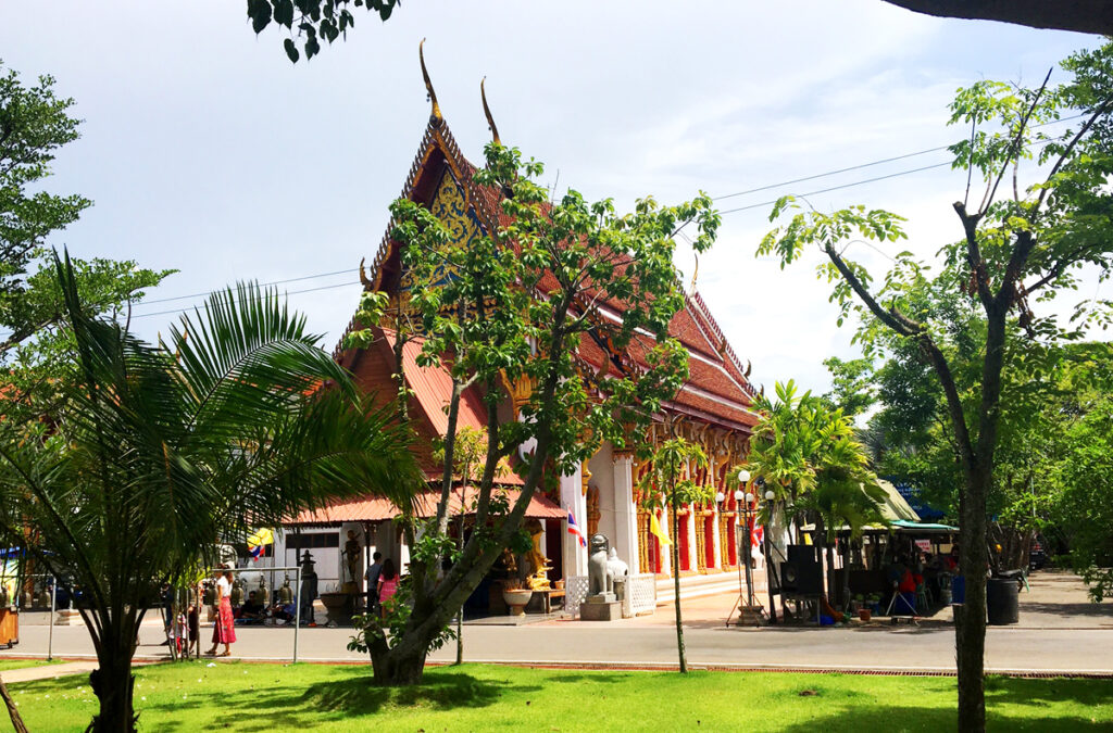 Visiting Wat Phummarin Kudi Thong by Longtail Boat