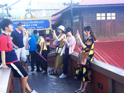 Photos-on-bridge by newly arrived travellers